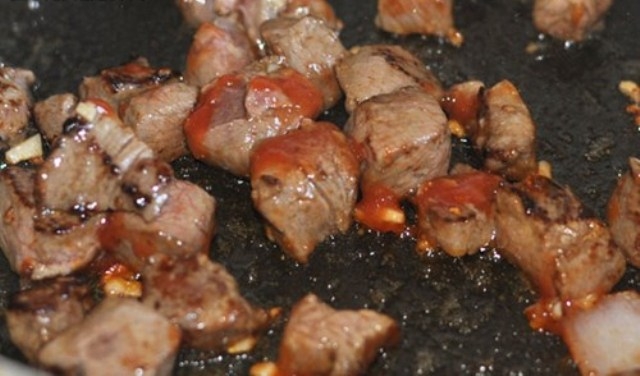 Thịt b&ograve; đ&atilde; tẩm ướp cho v&agrave;o x&agrave;o, để lửa lớn 