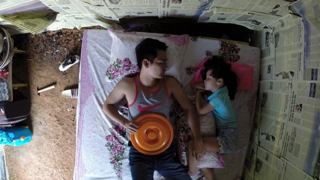 Một ng&agrave;y l&agrave;m việc vất vả, hai cha con Phan Anh về l&agrave; lăn quay ra ngủ kh&igrave;