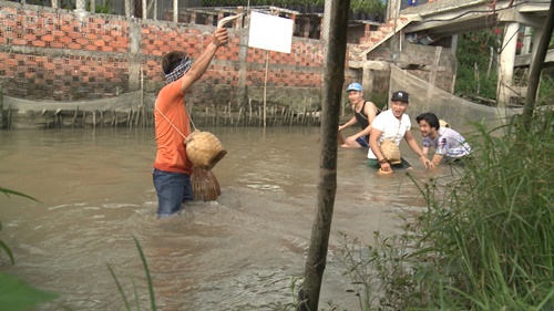 C&aacute;c bố lỗi xuống mương bắt c&aacute; trong tập 2 của Bố ơi! M&igrave;nh đi đ&acirc;u thế? m&ugrave;a 2