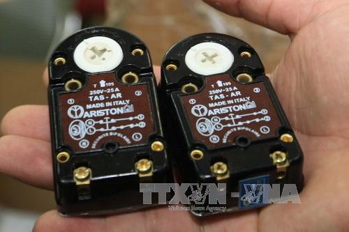 Bộ ổn định nhiệt b&igrave;nh n&oacute;ng lạnh Ariston giả của Trung Quốc bị thu giữ