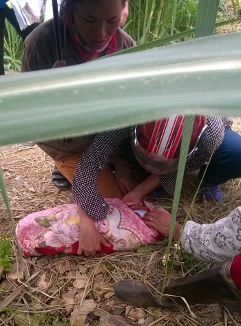 B&eacute; sơ sinh c&ograve;n đỏ hỏn bị bỏ rơi