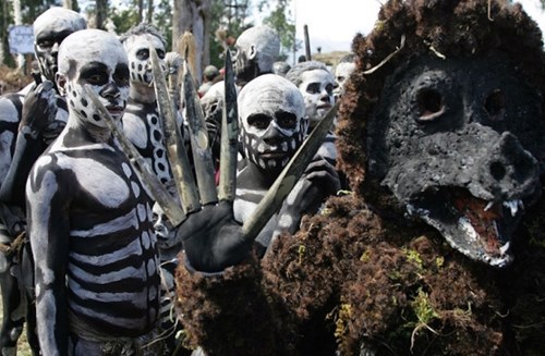Ph&aacute;t hiện mới về bộ tộc b&iacute; ẩn ăn thịt người ở Papua New Guinea li&ecirc;n quan đến việc chống bệnh mất tr&iacute; nhớ