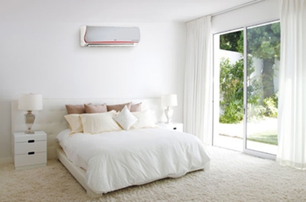 Khi bố tr&iacute; điều h&ograve;a, cần tr&aacute;nh vị tr&iacute; thổi gi&oacute; v&agrave;o giường