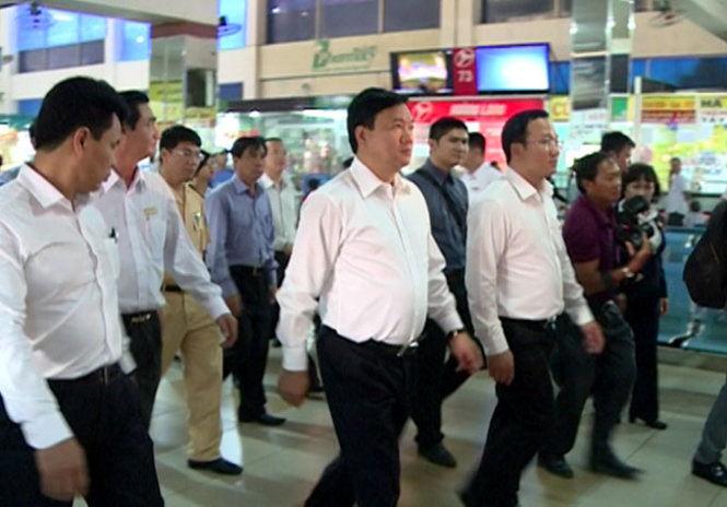 Bộ trưởng Đinh La Thăng c&ugrave;ng đo&agrave;n c&ocirc;ng t&aacute;c Ủy ban ATGT l&agrave;m việc tại bến xe miền Đ&ocirc;ng