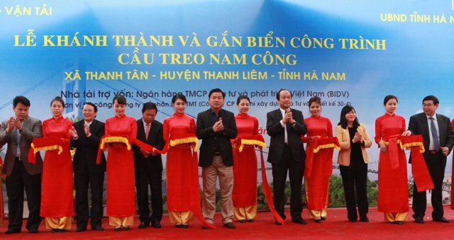 Bộ trưởng Đinh La Thăng c&oacute; mặt trong lễ kh&aacute;nh th&agrave;nh cầu treo Nam C&ocirc;ng