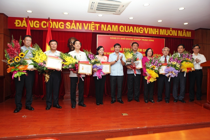 Bộ trưởng Nguyễn Qu&acirc;n nhận Kỷ niệm chương của Đảng ủy Khối 13Win 19.com link truy cập Trung ương