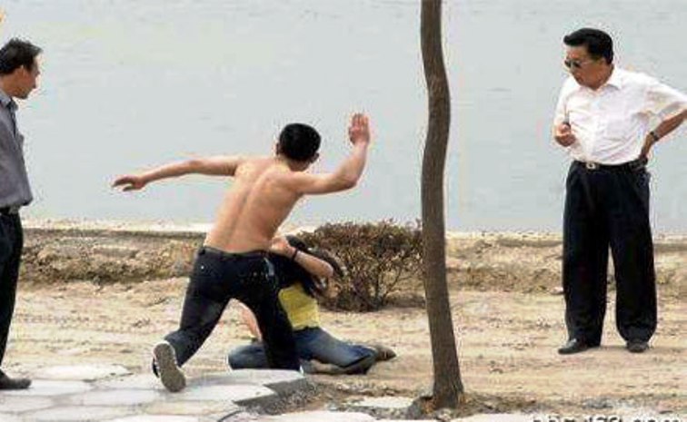 G&aacute;i b&aacute;n d&acirc;m bị đ&aacute;nh đập