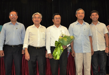&Ocirc;ng Phạm Quang Trung (đứng giữa) chụp ảnh lưu niệm với Bộ trưởng Nguyễn Qu&acirc;n, B&iacute; thư Đảng ủy Bộ - Thứ trưởng Trần Văn T&ugrave;ng, Chủ tịch C&ocirc;ng đo&agrave;n, B&iacute; thư Đo&agrave;n thanh ni&ecirc;n Bộ