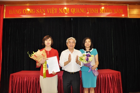 Bộ trưởng Nguyễn Qu&acirc;n trao Quyết định điều động v&agrave; bổ nhiệm cho b&agrave; Nguyễn Thị Thu Trang (đứng thứ nhất từ phải sang) v&agrave; Quyết định tiếp nhận v&agrave; bổ nhiệm cho b&agrave; Trương Quỳnh Li&ecirc;n (đứng thứ nhất từ tr&aacute;i sang)