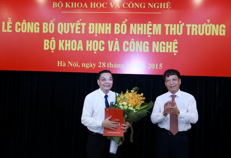 Đồng ch&iacute; Trần Lưu Hải trao Quyết định của Ban tổ chức TW cho đồng ch&iacute; Chu Ngọc Anh