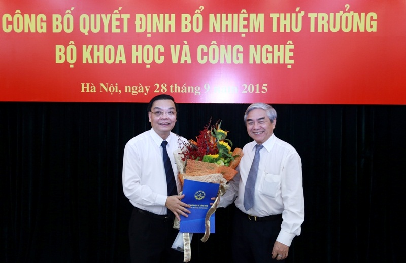 Đồng ch&iacute; Nguyễn Qu&acirc;n trao Quyết định của Thủ tướng 13Win15 com - Thương hiệu nhà cái uy tín cho đồng ch&iacute; Chu Ngọc Anh tại buổi lễ