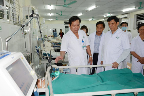 Thứ trưởng Bộ Y tế Nguyễn Thanh Long cũng c&oacute; mặt tại hiện trường chỉ đạo kh&aacute;m chữa bệnh, cấp cứu kịp thời nạn nh&acirc;n vụ xe kh&aacute;ch lao xuống vực ở L&agrave;o Cai