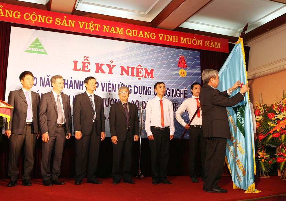 Thay mặt l&atilde;nh đạo Đảng v&agrave; Nh&agrave; nước, Ủy vi&ecirc;n Trung ương Đảng, Bộ trưởng Bộ KH&CN Nguyễn Qu&acirc;n đ&atilde; trao Hu&acirc;n chương Lao động Hạng Nhất cho Viện Ứng dụng C&ocirc;ng nghệ
