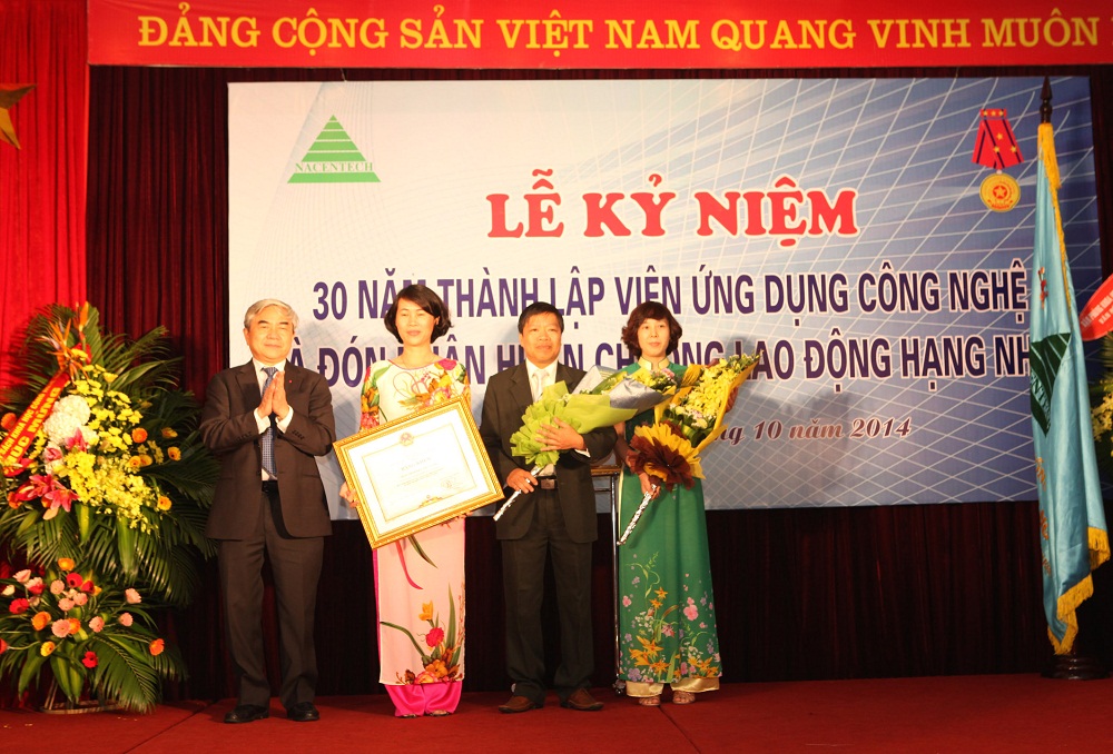 Thay mặt l&atilde;nh đạo Đảng v&agrave; Nh&agrave; nước, Ủy vi&ecirc;n Trung ương Đảng, Bộ trưởng Bộ KH&CN Nguyễn Qu&acirc;n đ&atilde; trao Hu&acirc;n chương Lao động Hạng Nhất cho Viện Ứng dụng C&ocirc;ng nghệ