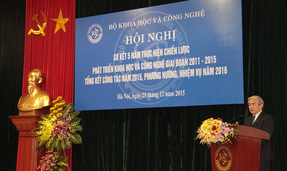 Bộ trưởng Bộ Khoa học v&agrave; C&ocirc;ng nghệ Nguyễn Qu&acirc;n b&aacute;o c&aacute;o trước hội nghị