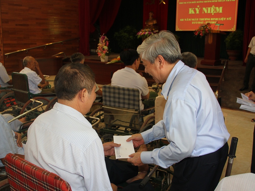 Bộ trưởng Nguyễn Qu&acirc;n trực tiếp thăm hỏi v&agrave; tặng qu&agrave; cho c&aacute;c thương bệnh binh của Trung t&acirc;m Điều dưỡng Thương binh Th