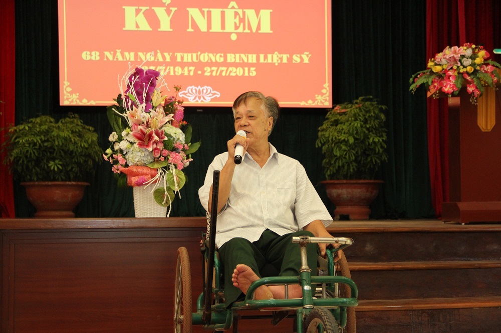 B&aacute;c L&ecirc; Văn Minh - thương binh nặng, l&agrave; Chủ tịch hội đồng thương bệnh binh của Trung t&acirc;m ph&aacute;t biểu cảm ơn t&igrave;nh cảm tốt đẹp của Bộ trưởng Nguyễn Qu&acirc;n v&agrave; c&aacute;c c&aacute;n bộ, c&ocirc;ng nh&acirc;n vi&ecirc;n chức ng&agrave;nh KH&CN đ&atilde; quan t&acirc;m tới Trung t&acirc;m
