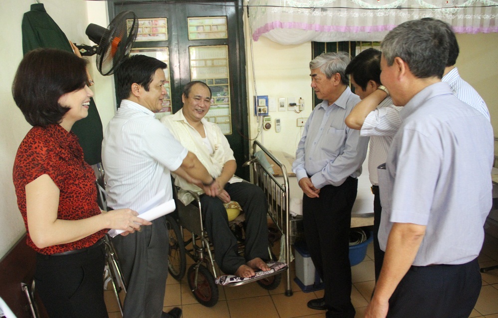 Bộ trưởng Nguyễn Qu&acirc;n trực tiếp thăm hỏi v&agrave; tặng qu&agrave; cho c&aacute;c thương bệnh binh của Trung t&acirc;m Điều dưỡng Thương binh Th