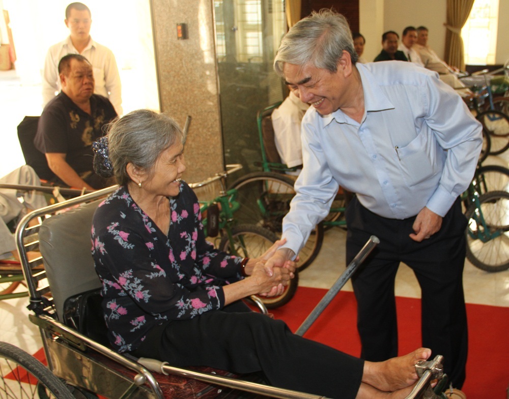 Bộ trưởng Nguyễn Qu&acirc;n trực tiếp thăm hỏi v&agrave; tặng qu&agrave; cho c&aacute;c thương bệnh binh của Trung t&acirc;m