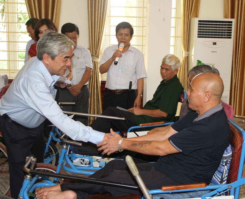 Bộ trưởng Nguyễn Qu&acirc;n trực tiếp thăm hỏi v&agrave; tặng qu&agrave; cho c&aacute;c thương bệnh binh của Trung t&acirc;m Điều dưỡng Thương binh Th