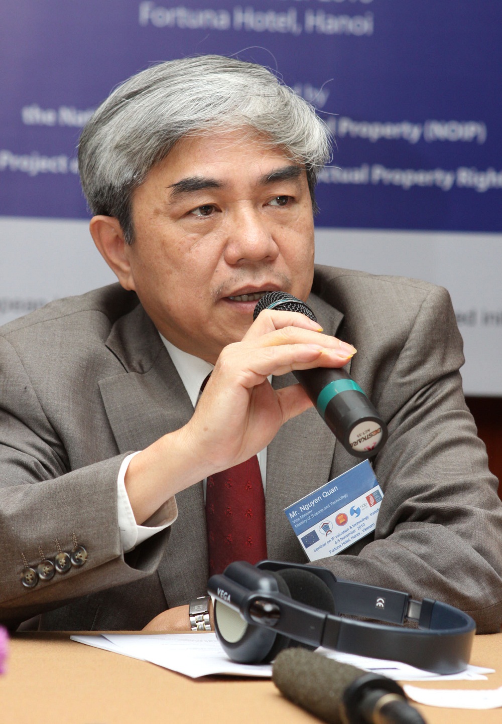 Bộ trưởng Nguyễn Qu&acirc;n: Đầu tư đ&uacute;ng mức để giới trẻ l&agrave;m khoa học