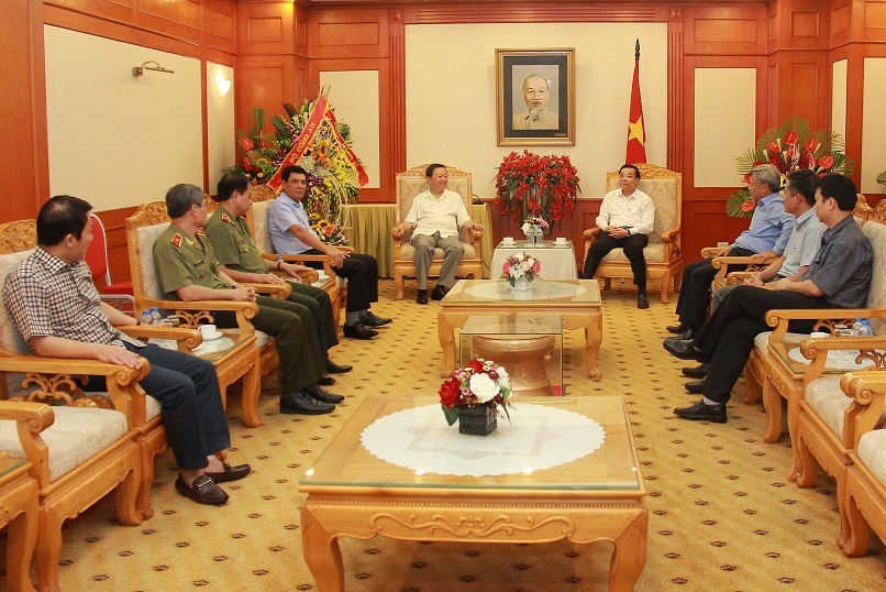 Bộ trưởng T&ocirc; L&acirc;m ch&uacute;c mừng Bộ Khoa học v&agrave; C&ocirc;ng nghệ.