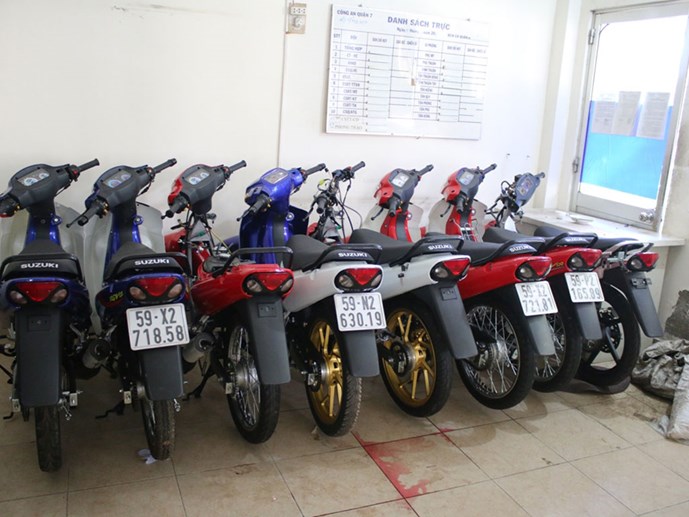 C&aacute;c xe Suzuki Sport &lsquo;th&agrave;nh phẩm&rsquo; được T&acirc;n c&ugrave;ng c&aacute;c thợ phụ lắp r&aacute;p từ c&aacute;c phụ t&ugrave;ng tr&ocirc;i nổi