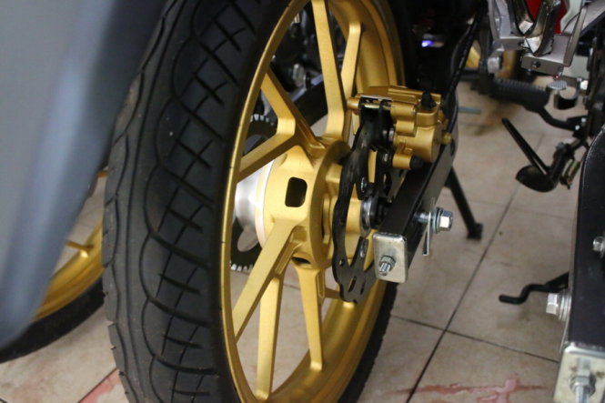 Loại niềng m&acirc;m b&aacute;n tr&ocirc;i nổi ở chợ T&acirc;n Th&agrave;nh, được T&acirc;n mua về để lắp r&aacute;p xe Suzuki Sport
