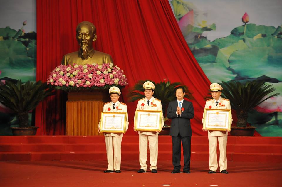 Thủ tướng Nguyễn Tấn Dũng tặng Hu&acirc;n chương Qu&acirc;n c&ocirc;ng hạng Nhất v&agrave; Nh&igrave;