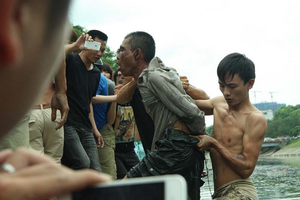 Bị truy đuổi người đ&agrave;n &ocirc;ng bơi tr&ecirc;n s&ocirc;ng T&ocirc; Lịch