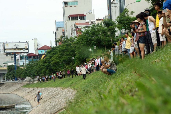 Bị truy đuổi người đ&agrave;n &ocirc;ng bơi tr&ecirc;n s&ocirc;ng T&ocirc; Lịch
