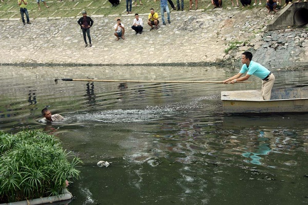 Bị truy đuổi người đ&agrave;n &ocirc;ng bơi tr&ecirc;n s&ocirc;ng T&ocirc; Lịch