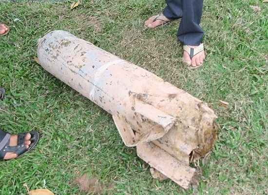quả bom chưa ph&aacute;t nổ đ&atilde; được người d&acirc;n ph&aacute;t hiện. Ảnh: C&ocirc;ng L&yacute;