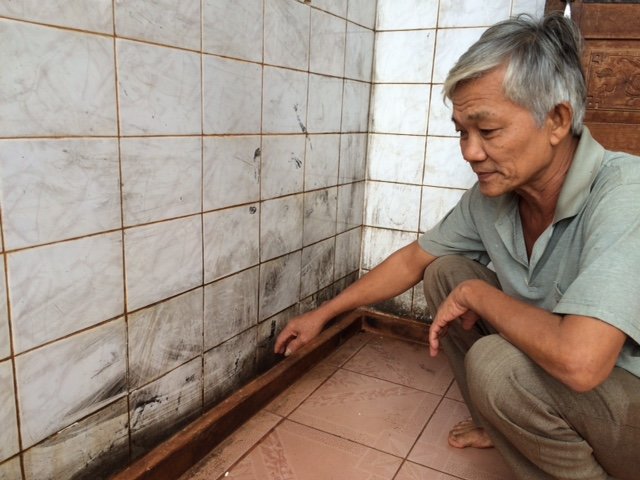 Dấu vết bom xăng c&ograve;n lại tr&ecirc;n tường