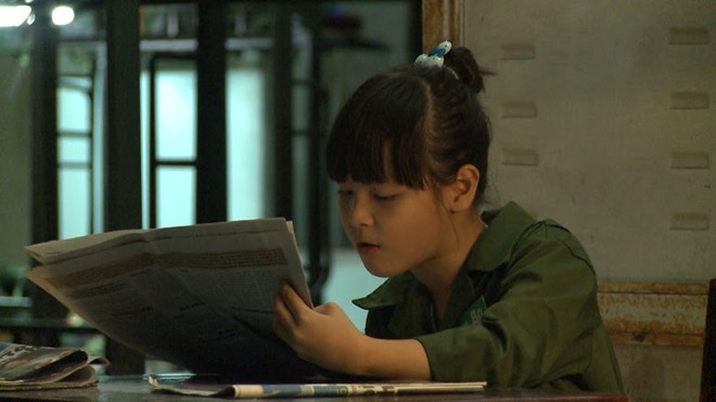Các bé tham gia nhiệm vụ đọc báo cho doanh trại nghe Các bé tham gia nhiệm vụ đọc báo cho doanh trại nghe