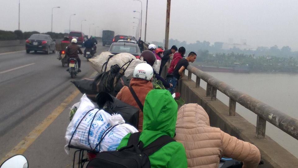Khu vực được cho l&agrave; &ocirc;ng bố &ocirc;m con trai 7 tuổi từ tr&ecirc;n cầu Ph&uacute; Lương nhảy xuống