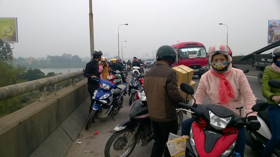 Nhiều người d&acirc;n hiếu kỳ đến xem sự việc &ocirc;ng bố &ocirc;m con trai 7 tuổi nhảy xuống s&ocirc;ng Th&aacute;i B&igrave;nh