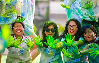 N&eacute;m bột m&agrave;u m&ugrave;a kỷ yếu 