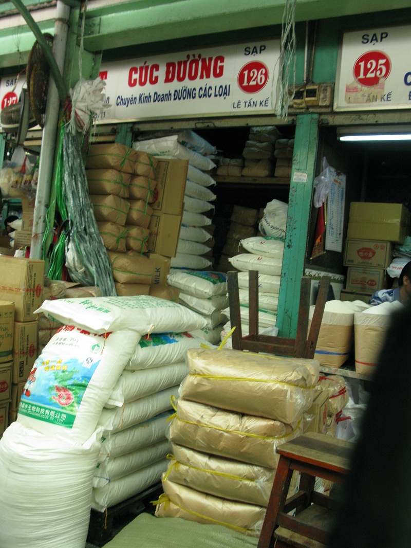 Bu&ocirc;n b&aacute;n bột ngọt Trung Quốc k&eacute;m chất lượng c&ocirc;ng khai, tr&agrave;n lan cận dịp tết