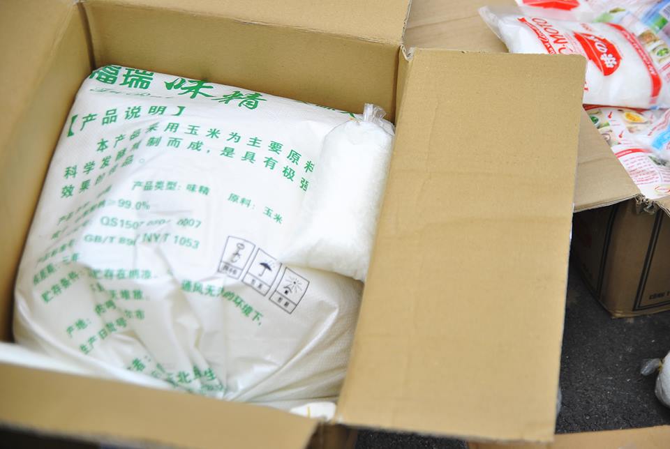 Số bột ngọt gi&aacute; rẻ được Lập mua từ Trung Quốc đưa về đ&oacute;ng g&oacute;i