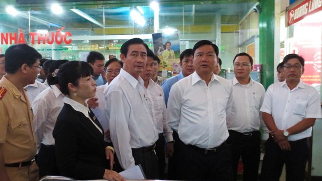 Bộ trưởng Đinh La Thăng thị s&aacute;t t&igrave;nh h&igrave;nh tại bến xe miền Đ&ocirc;ng, Tp.HCM ng&agrave;y 3/2