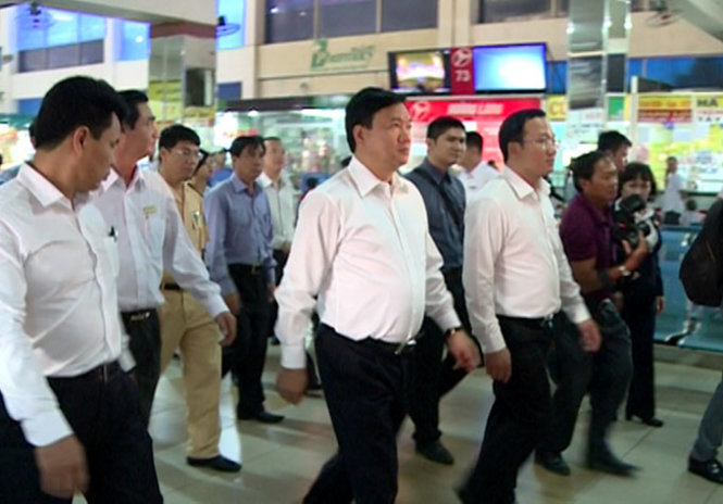 Bộ trưởng Thăng trong buổi l&agrave;m việc tại bến xe Miền Đ&ocirc;ng