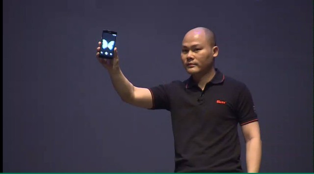 Quảng &lsquo;nổ&rsquo; Bphone: Cha khen con l&agrave; b&igrave;nh thường
