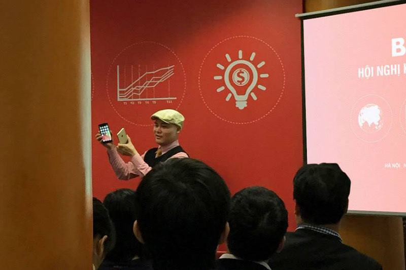 H&igrave;nh ảnh của CEO Nguyễn Tử Quảng v&agrave; chiếc BPhone, smartphone hot nhất của Bkav