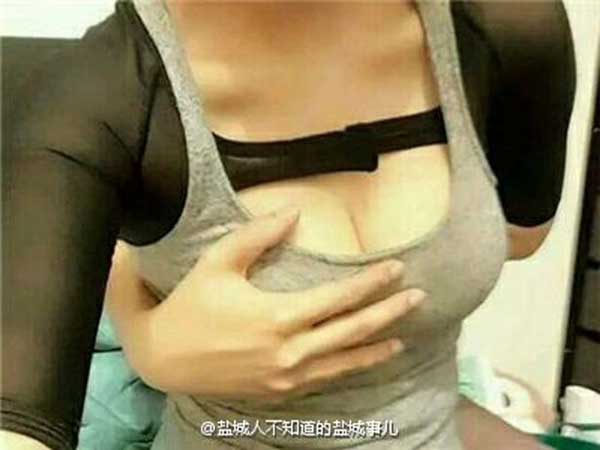 Trung Quốc tr&agrave;o lưu chạm tay v&agrave;o ngực