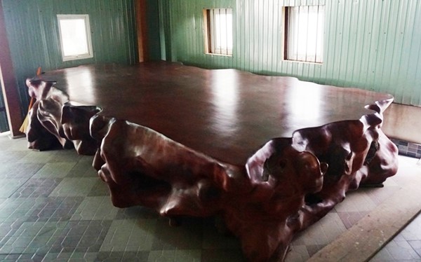 Bộ ngựa gỗ kate d&agrave;i 4,8 m, rộng 2,4 m, cao 0,8m, nặng 4,2 tấn của đại gia H&agrave; Tĩnh. Ảnh: Lao Động
