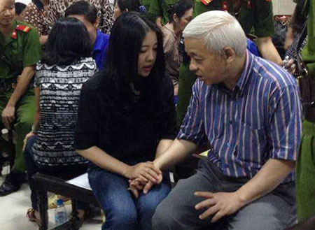 Vợ chồng bầu Ki&ecirc;n nắm tay nhau tại to&agrave;