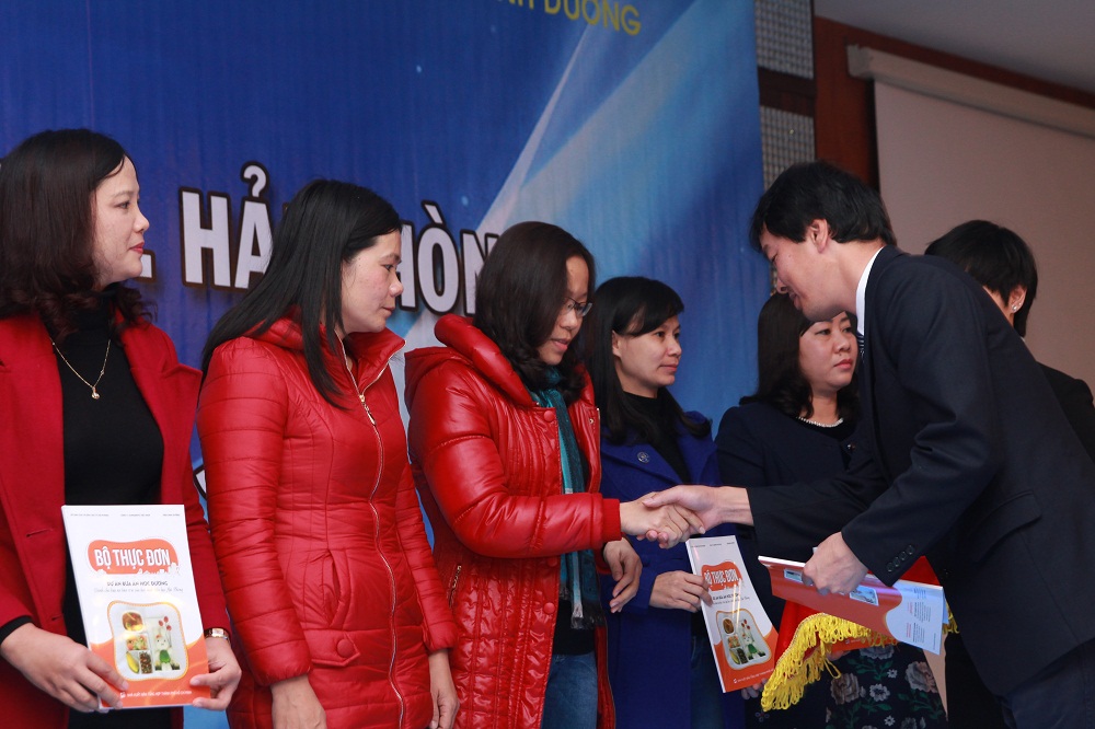 &Ocirc;ng Takuya Masuzawa-Phụ tr&aacute;ch Ph&ograve;ng Ph&aacute;t triển Thực phẩm C&ocirc;ng ty Ajinomoto Việt Nam ph&aacute;t biểu tại hội nghị