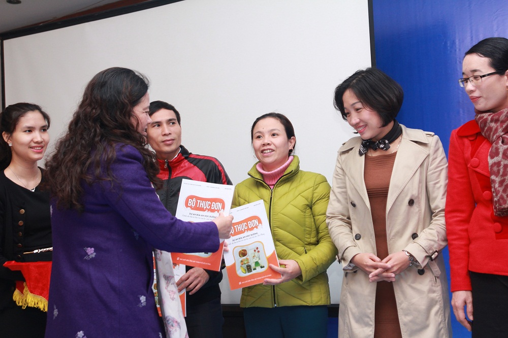 B&agrave; Nguyễn Thị L&acirc;m - Viện Dinh dưỡng Quốc gia trao thực đơn chuẩn cho c&aacute;c trường tiểu học ở TP. Hải Ph&ograve;ng