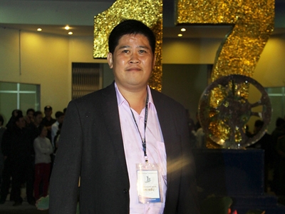 &Ocirc;ng bầu Phước Sang sẽ ch&iacute;nh thức trở lại với điện ảnh bằng bộ phim 'Bụi đời chợ ch&oacute;'